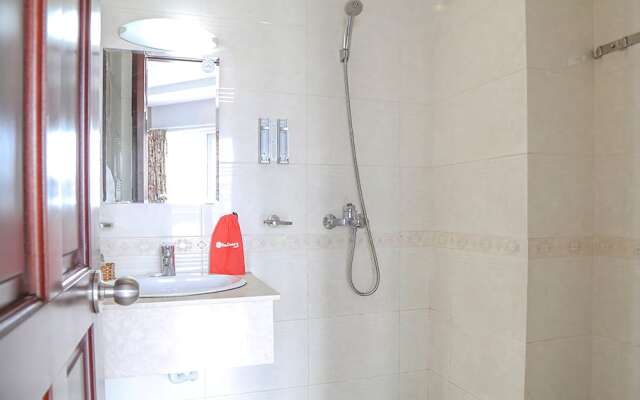 RedDoorz Plus near Hoang Van Thu Park