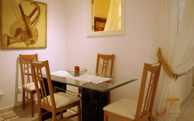 Flatguest Flat with Art