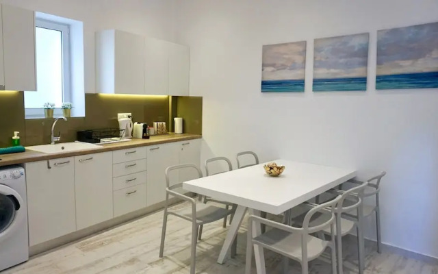 Lux Central Apt in Athens