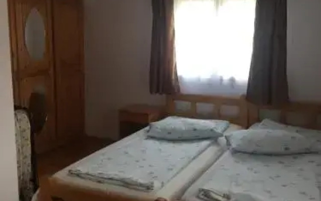 Zsuzsanna Paraszthaz