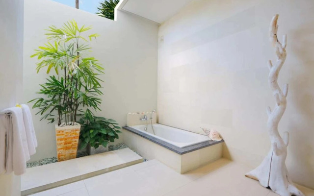 Luxury Private Villa, 4 BR, Canggu w/ Staff