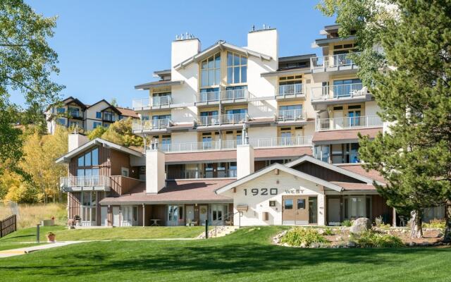 Stunning Condo Across from the Slopes by RedAwning