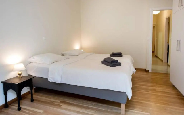 Elegant 3 bd apt, in the most prestigious area.