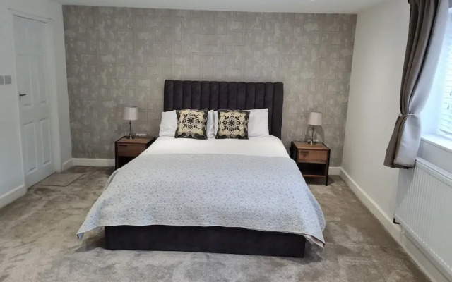 Central Guest Room - En-suite, Parking & Garden
