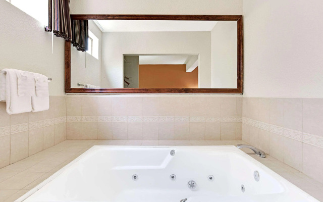 MC Pacific Inn & Suites