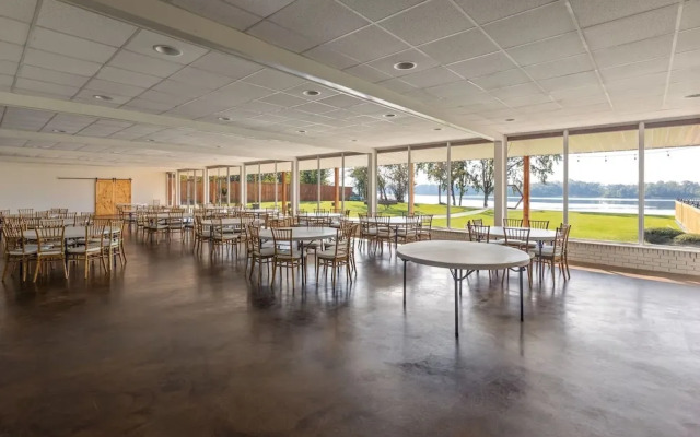 Super 8 by Wyndham Riverside AL