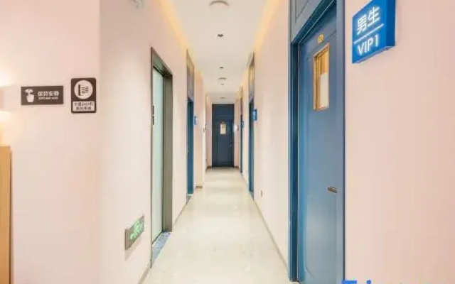 Manyouyou Hostel (Nanjing South Railway Station Shuanglong Avenue Subway Station)