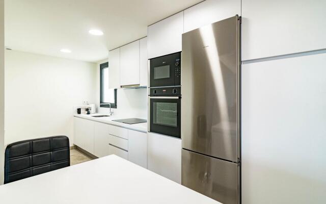 INF4.5P- modern 3 bed city apartment next to beach
