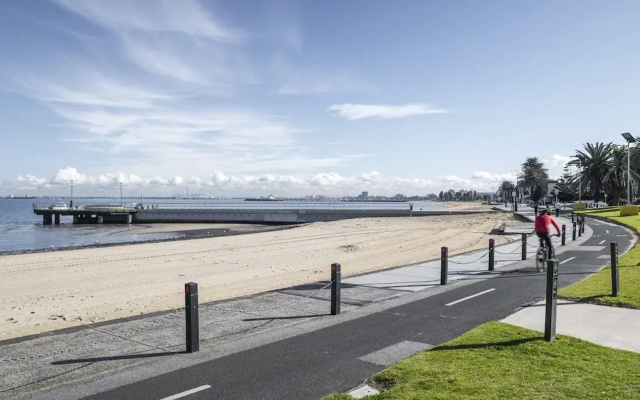 Seaside 1-bed Stay Near Cafes & Attractions