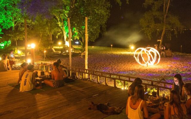 Nest Beach Club - Hostel