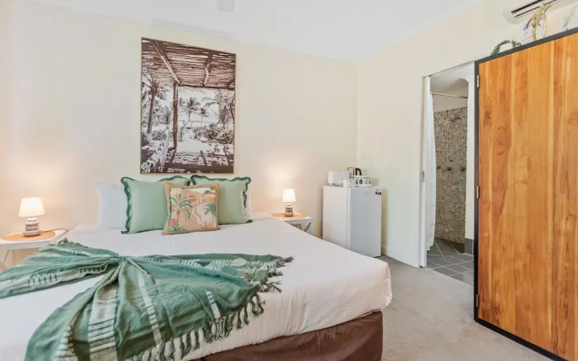 Palm Cove Studio Pools Spa Bar