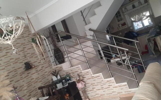D & J Luxury House