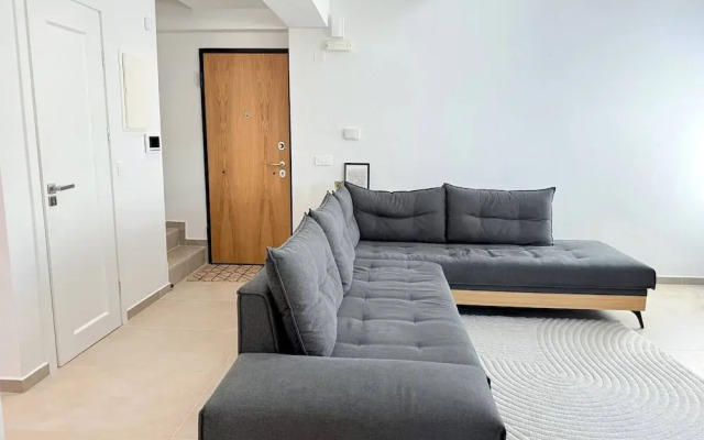 Azure Loft - 3min Walk to Beach, 10min to Old Town