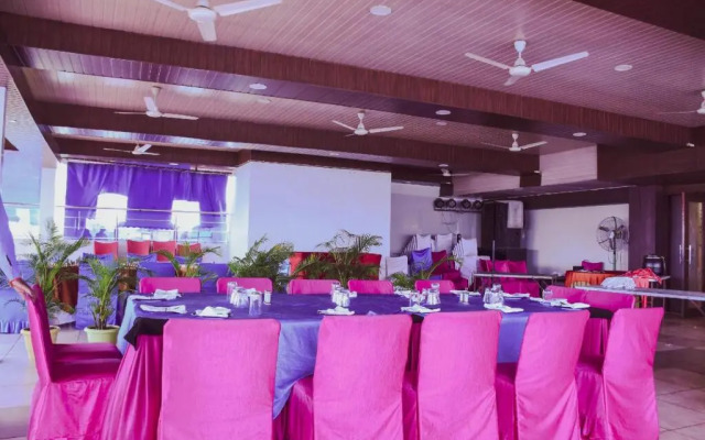 OYO Premium AB Road Bhavarkuan