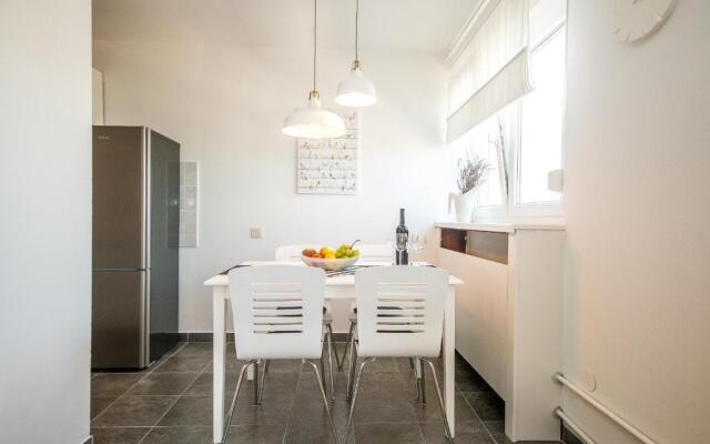 Hendrix Bridge Apartment