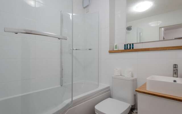 Lovely Landed Home near Wimbledon, sleeps 4