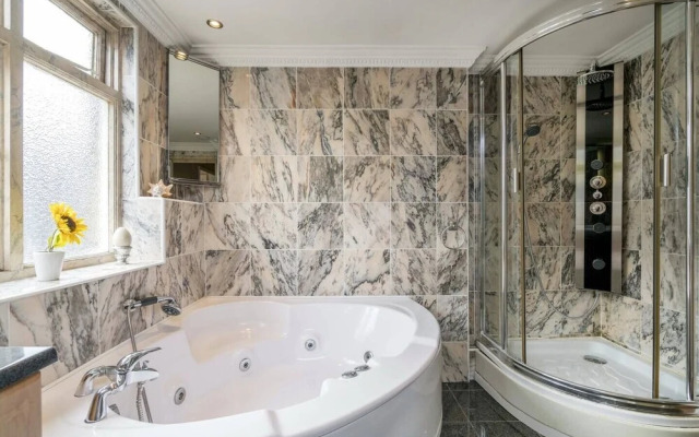 Elegant 2 BR Apartment in Paddington