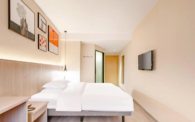 Ibis Ningbo Tianyi Square
