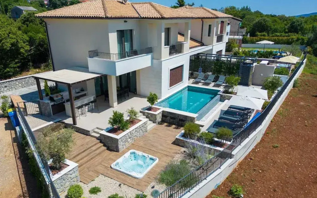 Villa Lady With Heated Pool Jacuzzi and Sauna