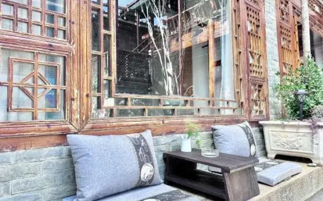 Putih Courtyard