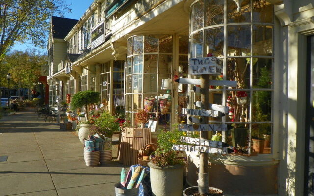 Captain Lawrence Inn