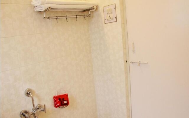 OYO 1216 Hotel New White House