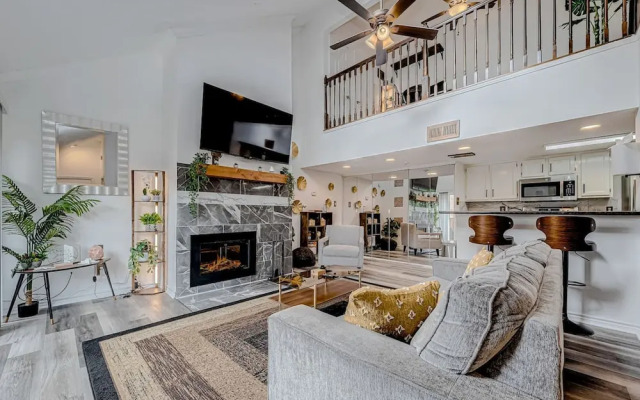 Upscale 1BR Condo in Med Center