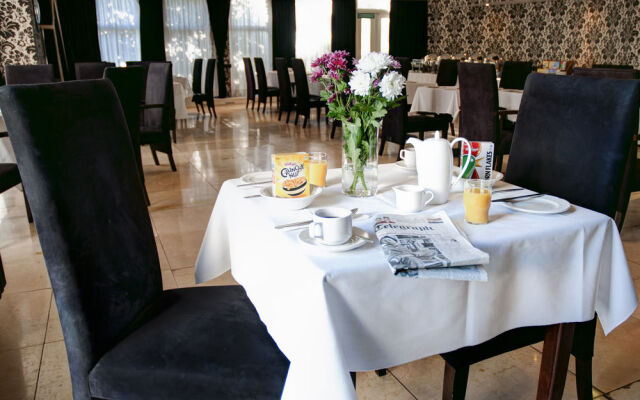 Clayton Lodge Hotel