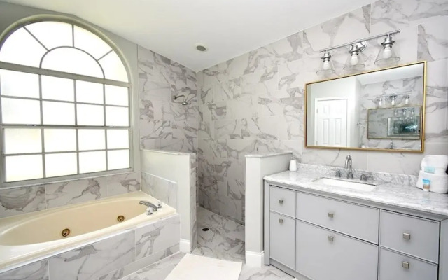 Greater Groves - 5 Bedrooms House w/pool-5202GG Home by RedAwning