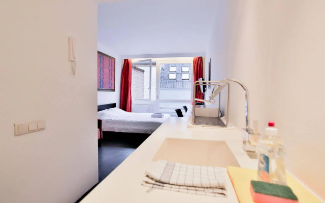Chic suisse flat Metro Louise
