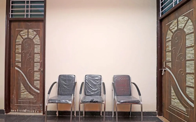 OYO 28366 National Hotel