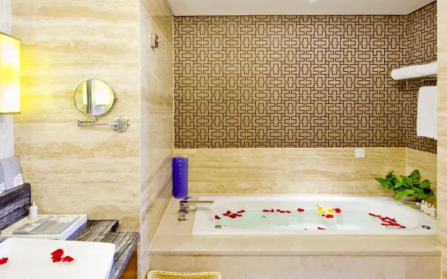 White Horse Lake Jianguo Hotel