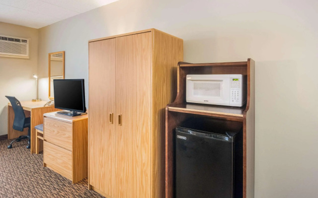 Econo Lodge Duluth near Miller Hill Mall