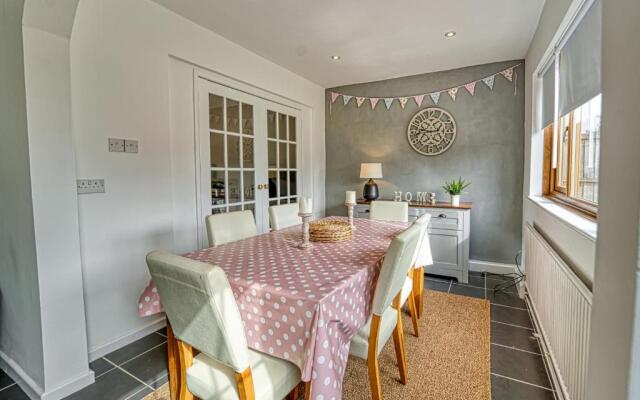 Cosy 3 Bedroom Home with Parking
