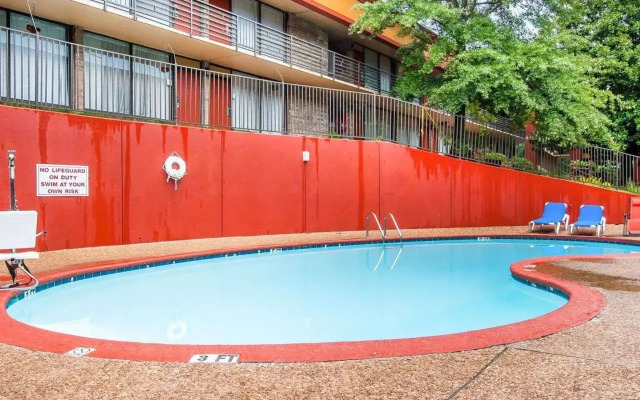 Clarion Inn & Suites University Center