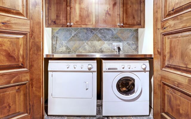 Luxury Mountainside 5BR Chalet in Vail Village by RedAwning