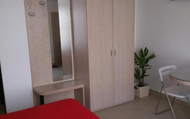 Sylvia Home Apt and Rooms with Kitchenette