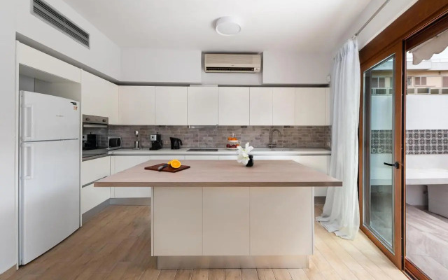 Ritas Modern In-City House