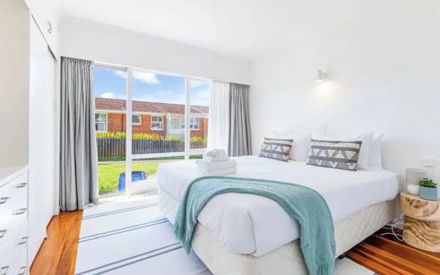 Takapuna 2 Br House Near Beach W/ Parking