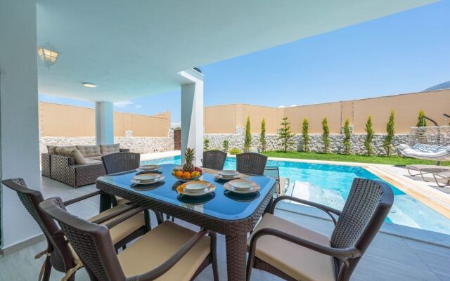 Luxury 4-bed Villa With Private Pool and Jacuzzi