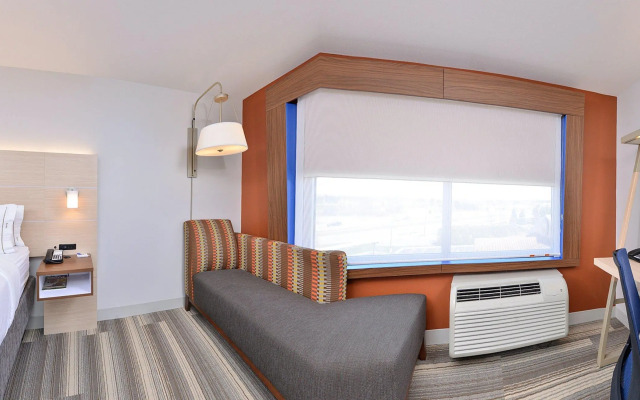 Holiday Inn Express & Suites Farmington Hills - Detroit by IHG