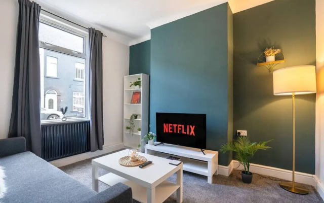 Central 2 Bedroom House-parking