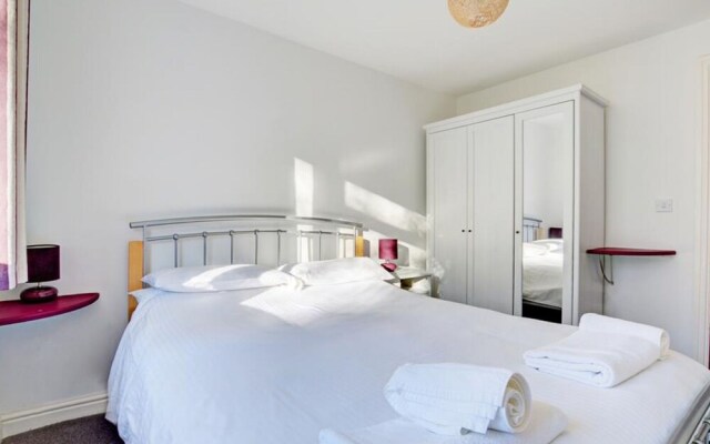Cozy Holiday Home in Looe Near River