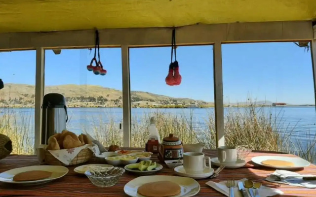 Uros Amaru Marka Lodge
