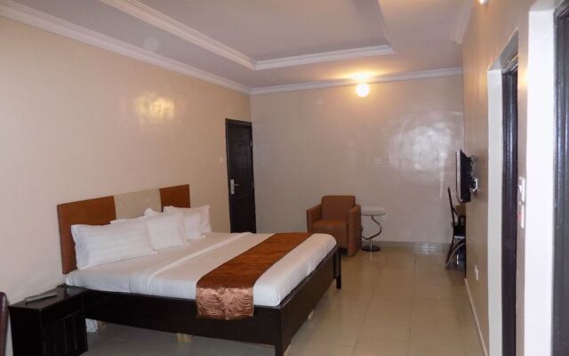 Posh Apartments and Hotel
