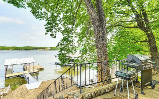 Waterfront Yard, Dock + Game Room: Linn Creek Home