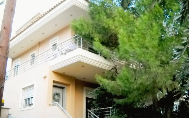 Quiet bright house next to the sea in Lagonisi