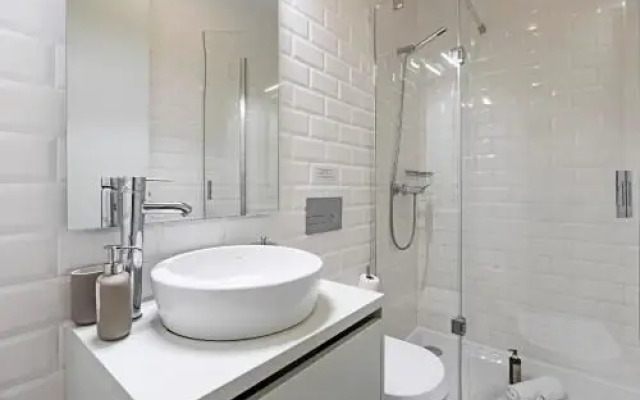 Camões Flat w/ AC & Balcony by LovelyStay