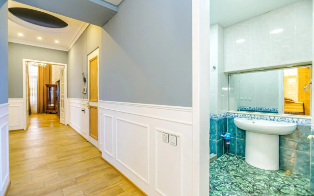 Targovu 5 Room DeLuxe Apartment