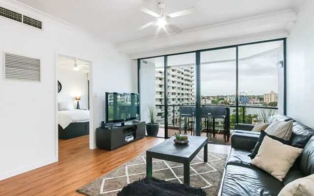 Modern 2 Bedroom River View Apartment in Docklands